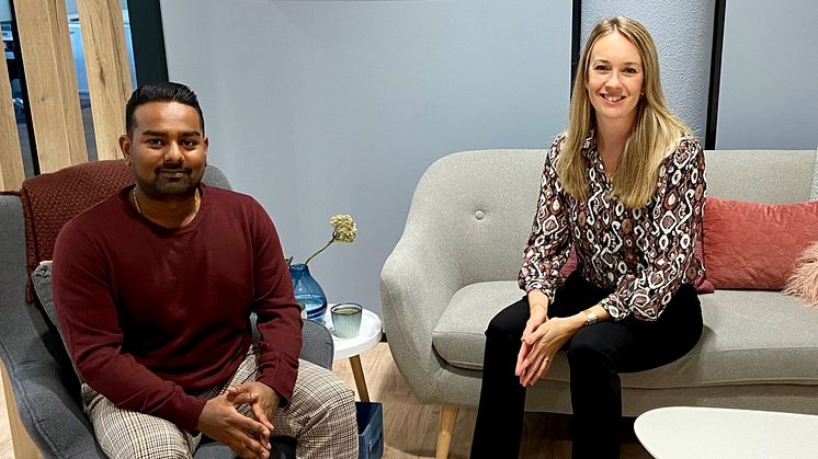 Rajiv Bakas en Rianne van Ommeren op het JYSK-hoofdkantoor in Arnhem