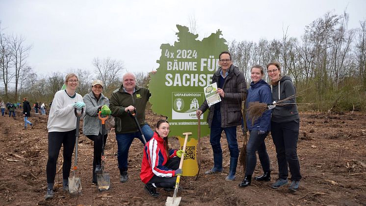 Waldmeisterschaft 2024: Ein Team der LTM GmbH unterstützte die Pflanzaktion am Kulkwitzer See tatkräftig - Foto: Andreas Schmidt