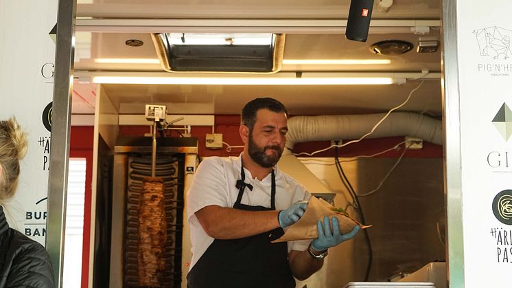 På torsdagar serveras gyros i pitabröd i Garaget Food Truck