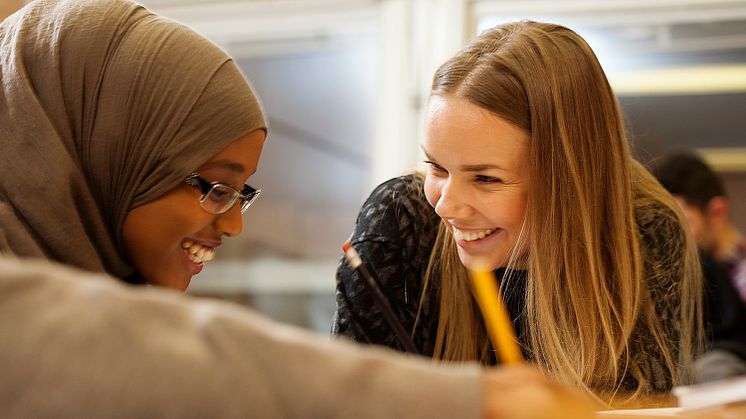 SKB fortsätter samarbetat med Läxhjälpen för att ge högstadieelever på Husbygårdsskolan stöd i att nå gymnasiebehörighet. Foto: Läxhjälpen/Carl Hjelte