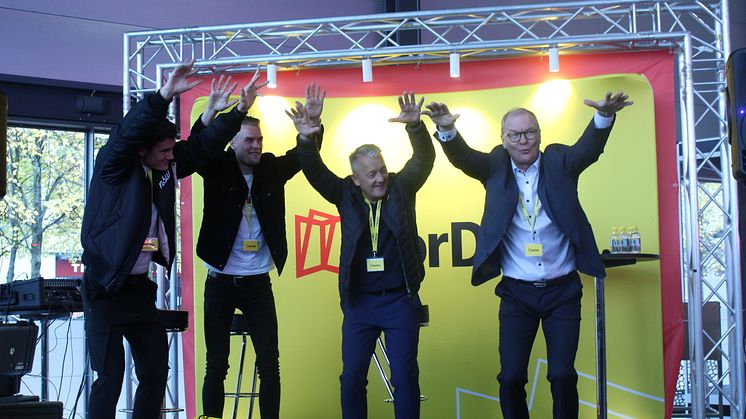 Foto: Endre Simonsen. Team Ingebrigsten (f.v) med Filip, Henrik og Gjert Ingebrigsten, og konsernsjef i NorDan, Johannes Rasmussen 