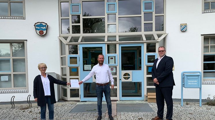Übergabe des unterzeichneten Vertrags für Glasfaseranschlüsse für die Gemeinde Wörthsee. v.l. Bürgermeisterin Christel Muggenthal, Thomas Straßer (Projektleiter Deutsche Glasfaser) und Frank Niemeier (Leiter Kommunalvertrieb Deutsche Glasfaser).