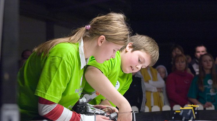 Två ungdomar på First Lego League-tävling. Foto: FIRST Scandinavia