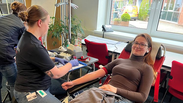 Alyssa Karczewski, Mitglied des Projektteams hagebauFit, beim Blutspenden