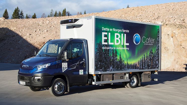 Utseendemessig skiller Iveco Daily Electric seg lite fra en dieseldrevet Daily, men med dekoren på Nor Ka-skapet trenger man ikke være i tvil.