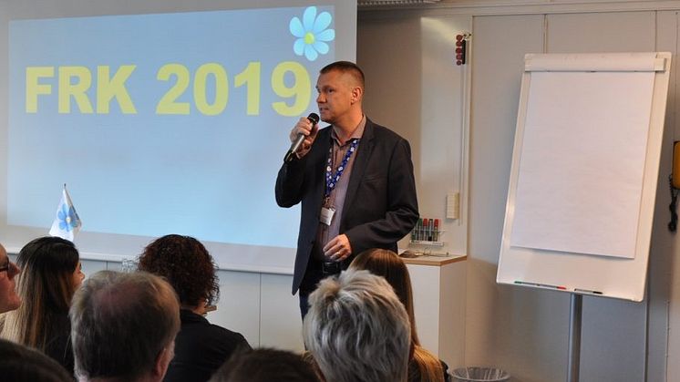 Distrikts Skånes ordförande, samt konferensansvarig, Johan Wifralius inleder konferensen genom att hälsa deltagarna välkomna. Alla foton: Johan Wifralius.