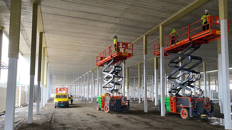 BILDE 3: HØYT UNDER TAKET: Batterifabrikk 1 blir et bygg på ca 30.000 m2  med 20 meter under taket, og store lifter må brukes under byggeprosessen. Foto: Ramirent