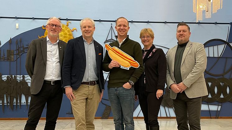 Stefan Eglinger, kommundirektör, Anton Sjödell (M), kommunstyrelsens 1:e vice ordförande, Johan Gerdevåg, marknadschef Biltema, Marie Johansson (S), kommunstyrelsens ordförande, Niclas Hiljemark, näringslivschef och vd för kommunala näringslivsbolage