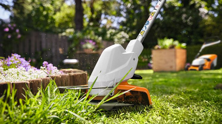 Vain 2,3 kg akku ja terävarustus mukaan lukien painava STIHL FSA 30 -akkutrimmeri tekee puutarhanhoidosta huomattavasti helpompaa. Työkalua voi mukauttaa helposti ilman työkaluja käyttäjän pituuden ja tarpeiden mukaan.