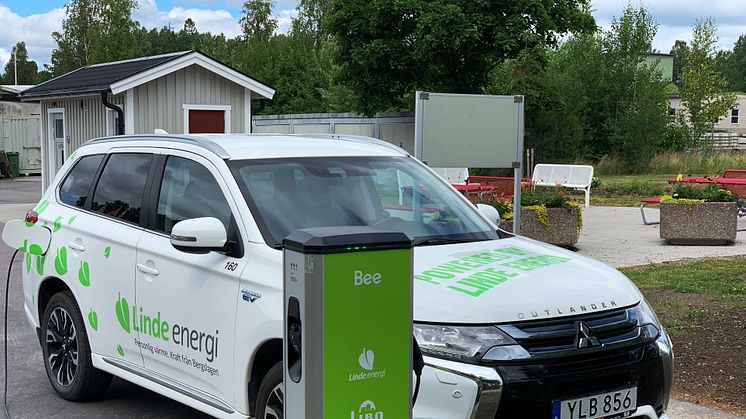 Laddstationen vid rastplatsen i Fellingsbro har snabbt blivit populär. Foto: Linde energi.