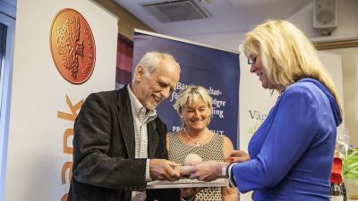  Bernt mottar pris,diplom och blommor av Elisabet Sjöström,  Styrelseakademien Jämtlands ordförande. I bakgrunden, Britt Bohlin Landshövding.