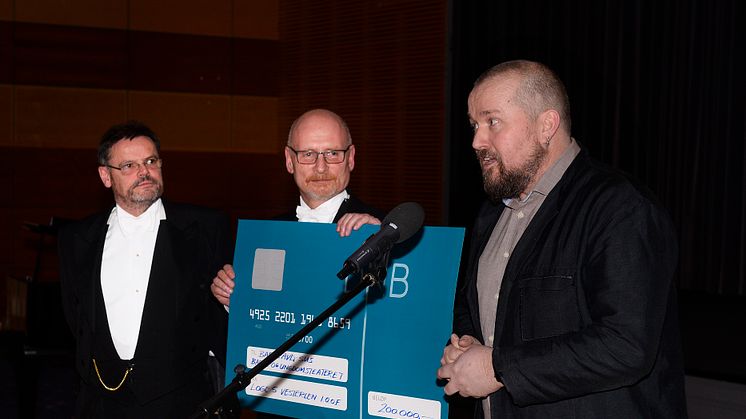 Barne-og ungdomsteatersjef Bjørn Ravn Carlsen mottar gaven fra Odd Fellow
