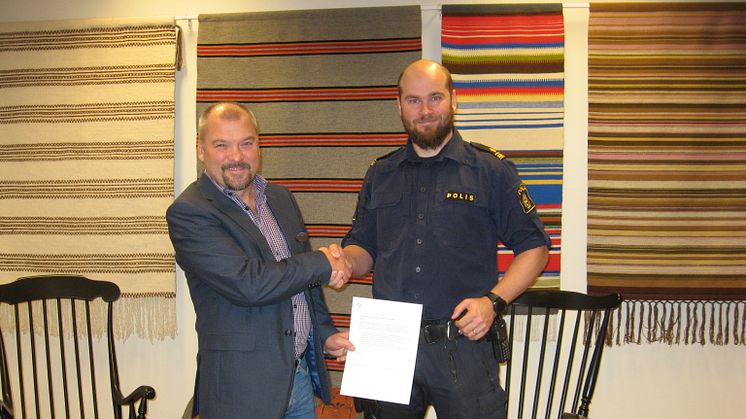 Leif Lahti, direktör för Utbildning Nord (vänster i bild)  och Mikael Rova, polisinspektör i Östra Norrbotten tar varandra i hand efter att skrivit under en samarbetsöverenskommelse