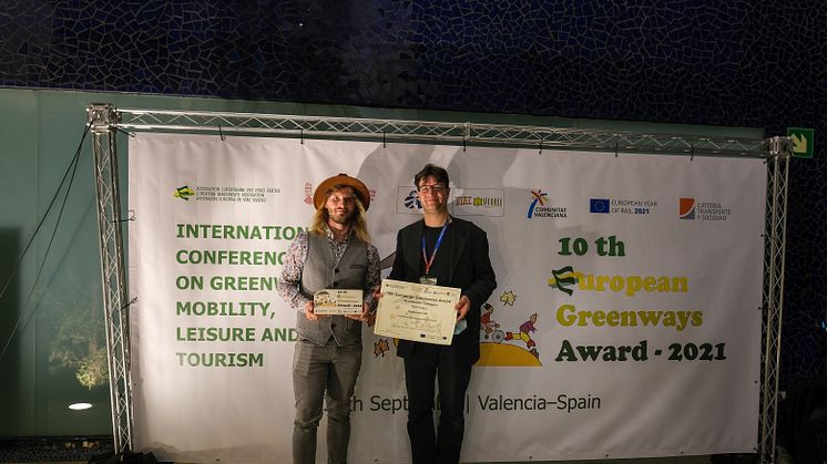 Pascal Tönnissen (RTG) und Grischa Schilgen-Begaß (RVR) bei der Preisverleihung des European Greenways Award in Valencia