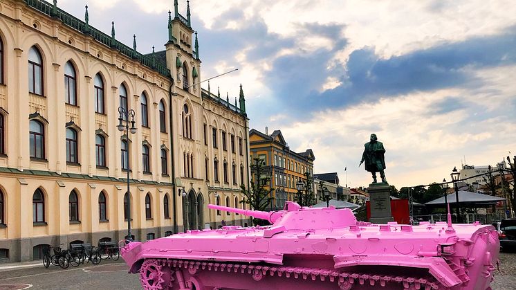 David Černýs ikoniska verk Pink Tank - Foto: Göran Tivenius