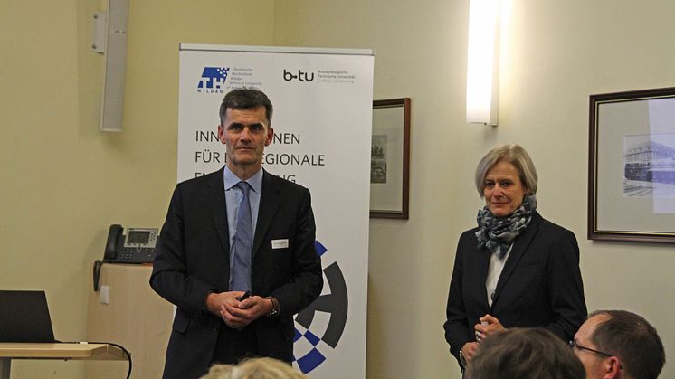 Prof. Dr. Katrin Salchert, BTU-Vizepräsidentin für Wissens- und Technologietransfer und Struktur, und Prof. Dr. Ralf Vandenhouten, TH-Vizepräsident für Forschung und Unternehmenskontakte, stellten das Projekt vor.