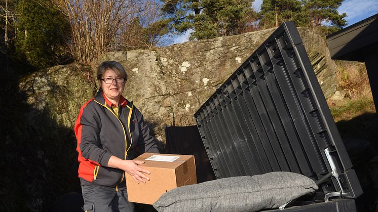Postbud Bente Bråthe prøver gjem-levering. FOTO: Birger Morken / Posten