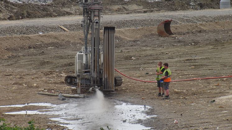 Genom att borra ner rör för att värma berggrunden med 100-gradigt vatten hoppas Öresundskraft kunna lagra överskottsvärme från Filbornaverket. Foto: Öresundskraft (från tidigare tillfälle).