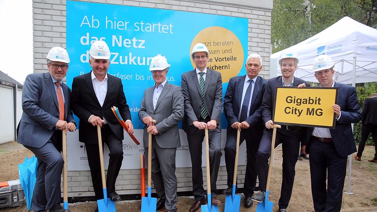 FTTH für Mönchengladbach (v.l.n.r.): Dr. Ulrich Schückhaus (WFMG), NRW-Digitalminister Pinkwart, Oberbürgermeister Reiners, Dr. Zimmermann (Deutsche Glasfaser), Dr. Tietmeyer (atene KOM), Breitbandkoordinator Benjamin Schmidt und Jochen Klenner (MdL)