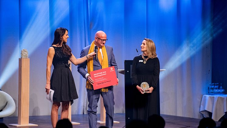 Verleihung des Milestone in Bern. Kiki Mäder (Moderatorin), Jörg Peter Krebs (Direktor Schweiz Tourismus Deutschland, Isabella Jan (stv. Direktorin Private Deal), v.l.