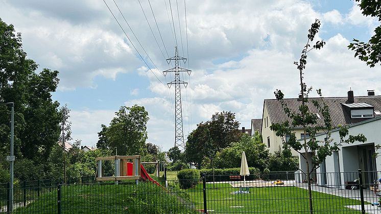 Um zukünftig mehr dezentral erzeugten Strom aufnehmen und verteilen zu können, plant die Bayernwerk Netz die Sanierung der Hochspannungsfreileitung in Bamberg.