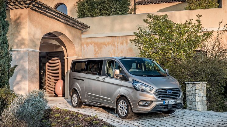 Ford Tourneo Custom tarjoaa erinomaiset ajo-ominaisuudet ja on entistä taloudellisempi uudistettujen moottorien ja kevythybriditekniikan ansiosta