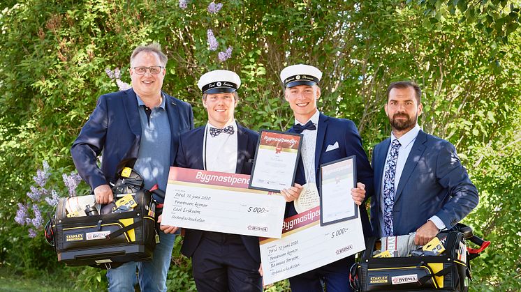 Årets Bygmastipendiater i Piteå Carl Eriksson och Rasmus Persson här omgivna av Bygmas Peter Wikström (t.v.) och rektor Jonas Wallin. Foto: Maria Fäldt