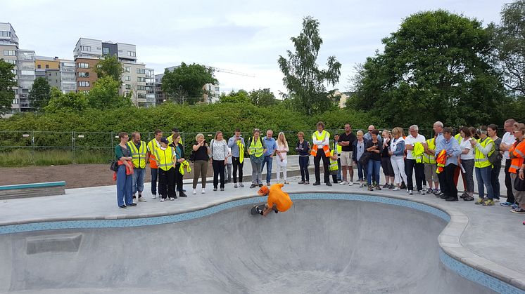 En av Nordskateparks byggare provåker skatebanan.