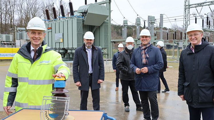 Im Landkreis Neumarkt fließt neue Energie. Bayernwerk-Chef Dr. Egon Westphal, die Bürgermeister Peter Bergler und Horst Kratzer und stv. Landrat Josef Bauer (v.l.) bei der offiziellen Inbetriebnahme des neuen Umspannwerks in Postbauer-Heng.