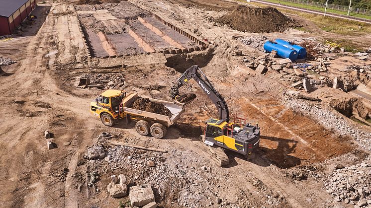 Här går BT Kemi-skandalen mot sitt slut. På bilden lastas förorenade massor till den termiska in situ-anläggningen längre upp i bild. Anläggningen kommer att tas i drift under början av 2021.