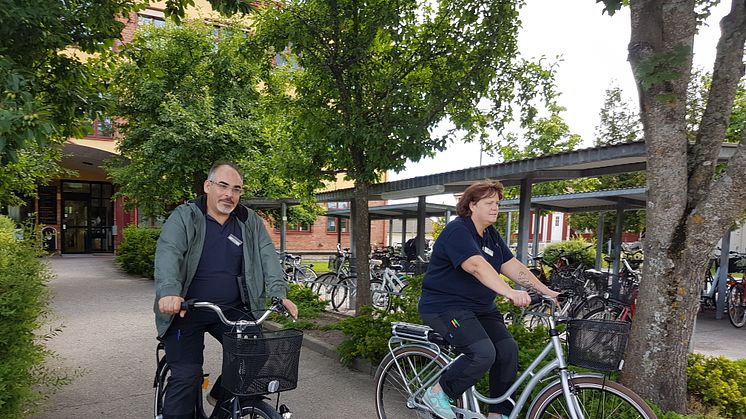 Personalen inom hemtjänsten tar elcykeln