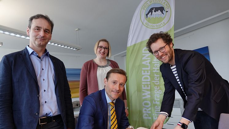 Kasper Thormod Nielsen, Arla Foods, unterzeichnete die Weidecharta von PRO WEIDELAND im Beisein von (von links) Dr. Arno Krause, Grünlandzentrum, Arla Landwirtin Birka Thöming und Landwirtschaftsminister Jan Philipp Albrecht. 