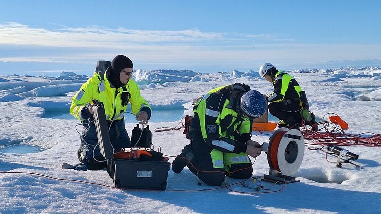 Achim Randelhoff (Akvaplan-niva) og Morven Muilwijk (Norsk Polarinsitutt) gjennomfører turbulens målinger (Foto: Eva Leu/Akvaplan-niva).