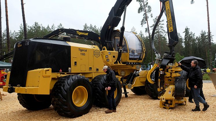 Världens största skördare på 8 hjul hade världspremiär på Elmia Wood. Tigercat 1185 är skapad för att konkurrera med helstamshantering på marknader med grova träd och tuffa förhållanden. Foto: Elmia AB