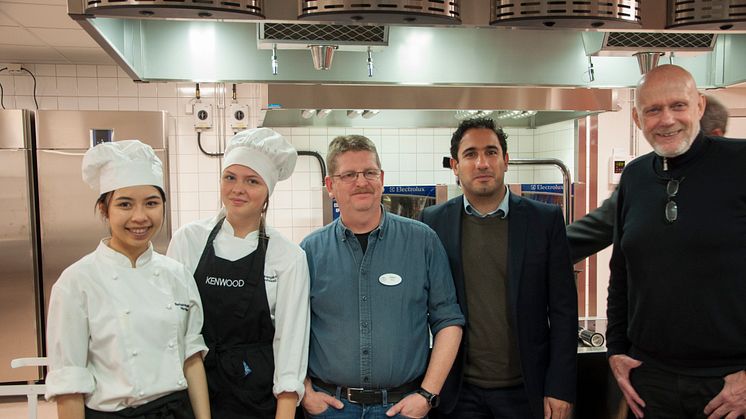 Civilminister Ardalan Shekarabi besökte det nybyggda restaurangköket på Härnösands gymnasium. På bilden eleverna Anitra Ngoensuwan och Anna Feldt, Håkan Ölund, projektledare för det samlade gymnaiet, Ardalan Shekarabi och kommunalrådet Fred Nilsson.