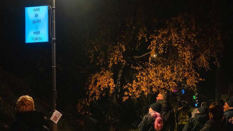 Torget i Skogås fylldes av människor som ville se och gå poesipromenaden. 