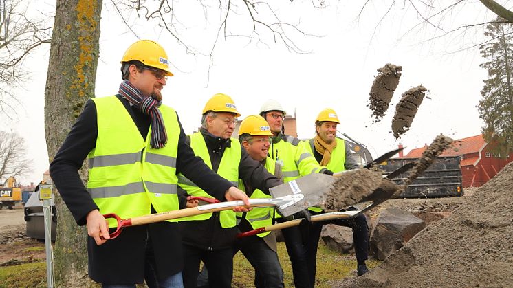 Från vänster: Jonas Eliasson, arbetschef på Dynaco, Bertil Dahl (V), Niklas Hellström (C), Toni Sjö, projektledare, Lasse Johansson (S). 