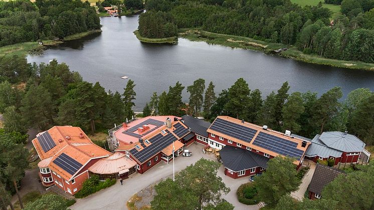 Ett av de senaste solcellsprojekten för El-Effect är vid Vårdnäs stiftsgård, söder om Linköping.