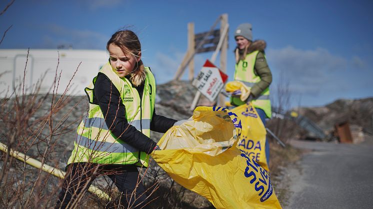 Skräpig kust väntar städande idrottsungdomar. Foto: Petter Trens.