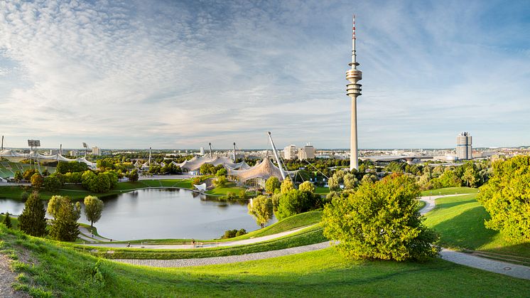 München_Olympiapark_mit_Olympiasee