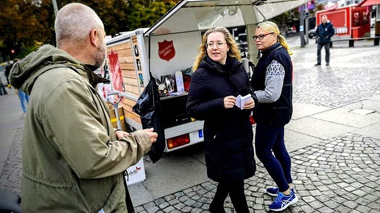 Många viktiga samtal gjordes under dagen, både med personer i behov av stöd, med allmänhet och möjliga samarbetspartners. Foto: Kerstin Tillenius