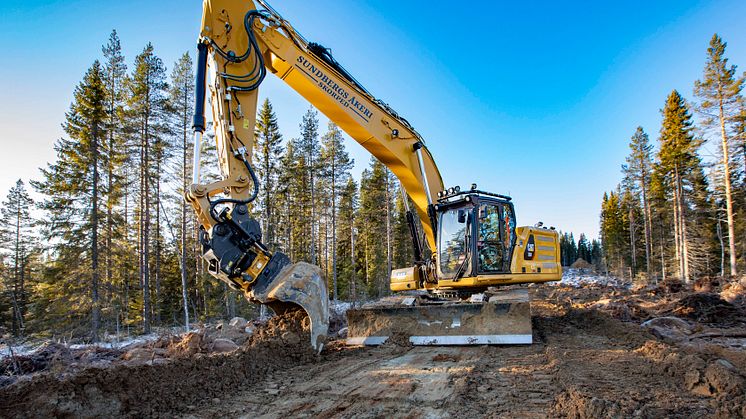 Engcon en viktig del av världens första Cat® 330 med schaktblad 