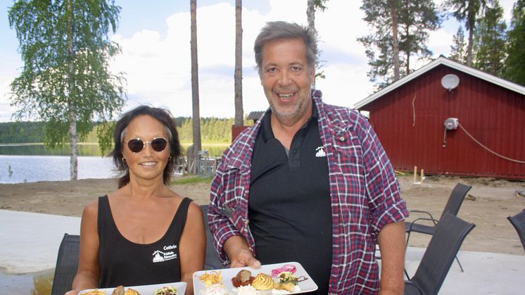 Cathrine Bjurman och Charlie Johansson, Fridfulla rännudden bjöd på smakprov från den nya menyn med mycket lokalproducerat under smakrundan i Norsjö.