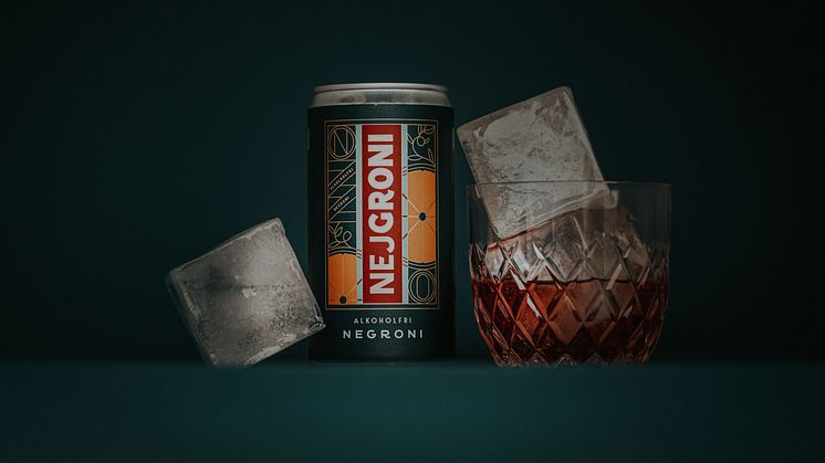 Nejgroni Alkoholfri Negroni - serveras i tumblerglas med is. Nyhet 1 december 2021.