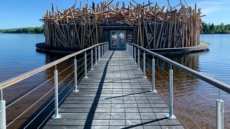 Arctic Bath is free-floating hotel on the Luleriver.