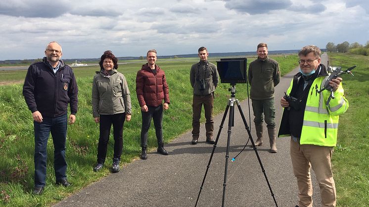 ​Vor Ort überzeugte sich Landrat Daniel Kurth persönlich von dem guten Zusammenspiel zwischen den Übungsteilnehmern (v. li.): Landrat Daniel Kurth, Tierärztin Martina Kohl (Veterinäramt), Koordinator Tobias Klätke (Landkreis Barnim), Maxim Hahs und T