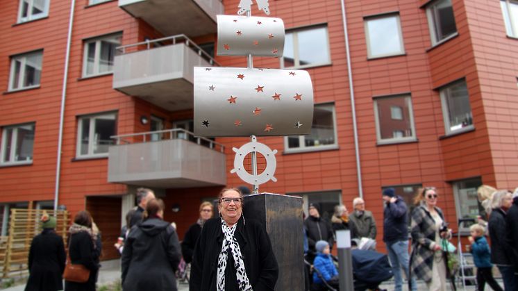 Konstnären Bie Norling har skapat verket "Kaptenen" med bostadsrättsföreningens arkitektur och havet intill som inspiration.