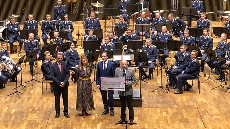 Benefizkonzert der Bundeswehr im Gewandhaus - Bärenherz wird mit großzügiger Spende bedacht