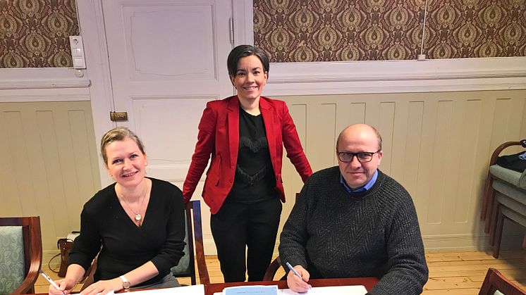 Signering av kontrakt. Regiondirektør Camilla Aakre, ordfører Gunn Cecilie Ringdal og daglig leder Torgeir Finnerud.