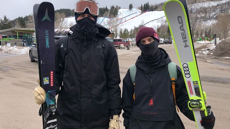 Freeskiåkarna Oliwer Magnusson och Jesper Tjäder efter slopestylefinalen på VM i Aspen. Foto: Niklas Eriksson